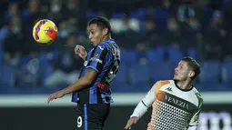 Penyerang Atalanta, Luis Muriel menyundul bola saat bertanding melawan Venezia pada pertandingan lanjutan Liga Serie A Italia di Stadion Gewis di Bergamo, Italia, Selasa (30/11/2021). Atalanta menang atas Venezia 4-0. (Spada/LaPresse via AP)