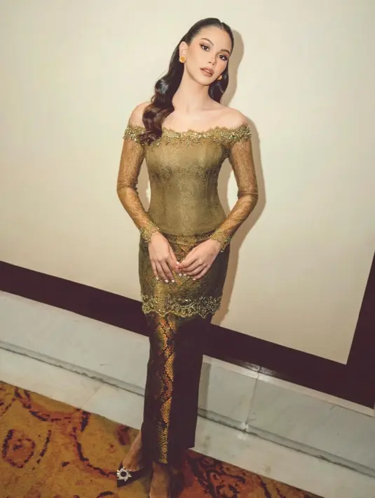 Di malam resepsi, bridesmaid pilihan Aaliyah Massaid kenakan kebaya bernuansa hijau olive. Alyssa Daguise kenakan kebaya sabrina dengan payet cantik di neckline.  [@alyssadaguise].