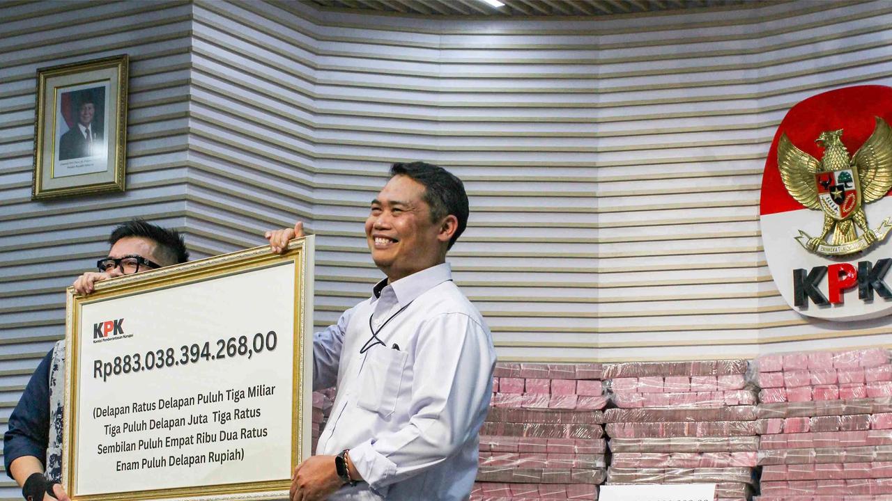 FOTO: KPK Pamerkan Rp 300 Miliar Uang Sitaan saat Serahkan Rp 883 Miliar ke Taspen