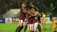 Pemain Timnas Indonesia merayakan gol pertama ke gawang Brunei Darussalam yang dicetak Hansamu Yama Pranata di Stadion Harapan Bangsa, Banda Aceh, Sabtu (2/12/2017) malam. (Bola.com/Eko Deni Saputra)