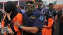 Tersangka saat dikawal petugas saat pemusnahan barang bukti narkotik jenis shabu sebanyak 120 kilogram di Jakarta, Jumat (26/2). Barang bukti narkoba didapat BNN dari hasil tangkapan sejak awal Januari 2016. (Liputan6.com/Gempur M Surya)