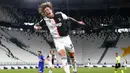Pemain Juventus, Federico Bernardeschi, melakukan selebrasi usai mencetak gol ke gawang Sampdoria pada laga Serie A di Allianz Stadium, Turin, Senin (27/7/2020). Kemenangan 2-0 ini membuat juventus mengunci gelar juara Serie A musim 2019-2020. (AP Photo/Antonio Calanni)