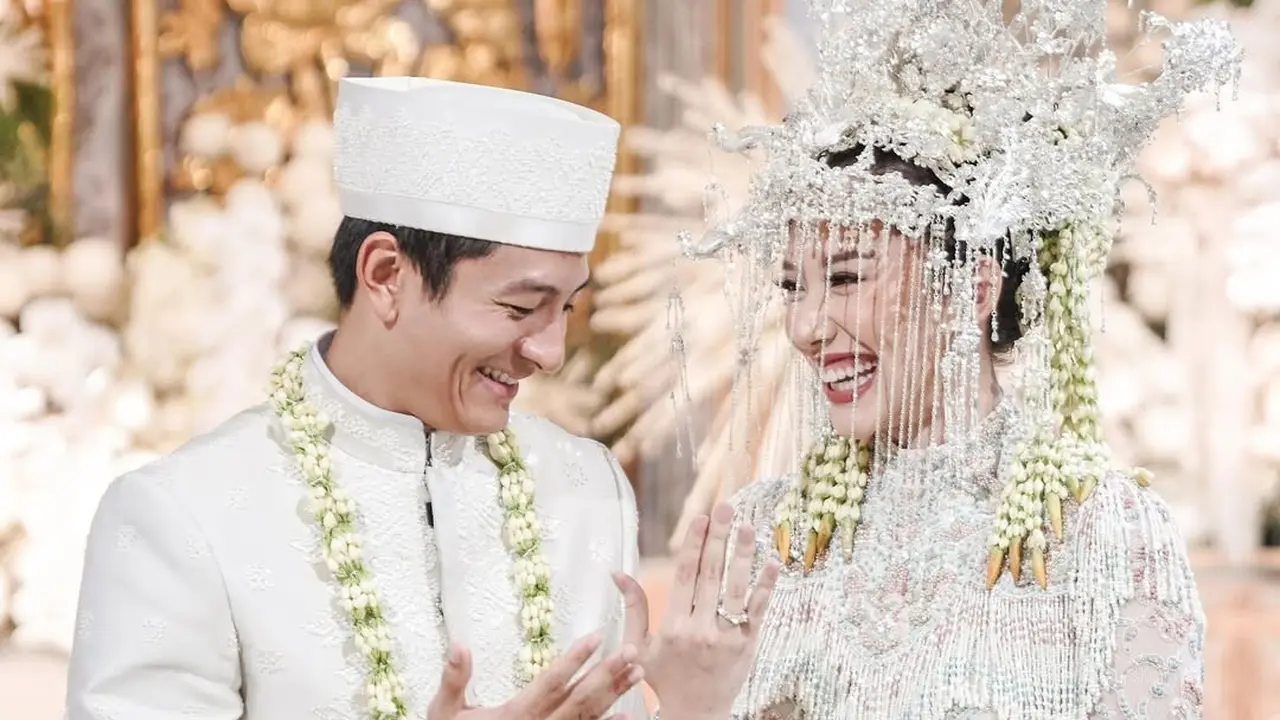 6 Potret Akad Nikah Pembalap Rio Haryanto dan Athina, Sandiaga Uno Jadi Saksi