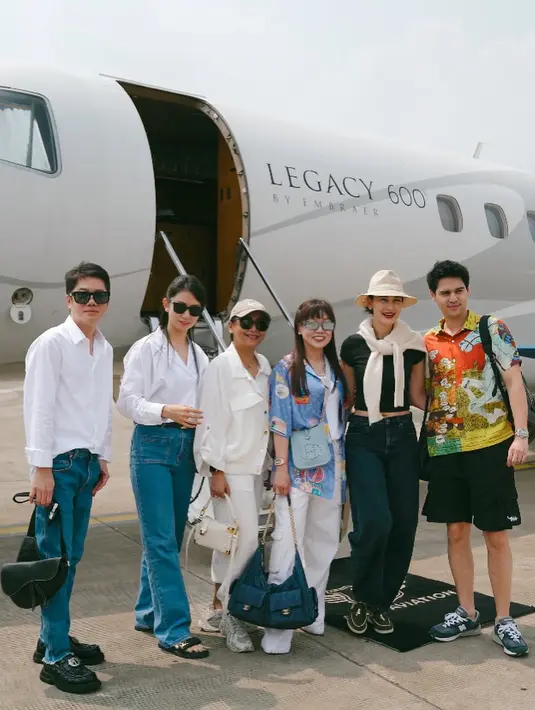 Luna Maya croptop hitam dengan straight dark jeans dan mules hitam dari Loro Piana [@lunamaya]