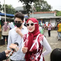 Tak ketinggalan kacamata hitam  khas ibu-ibu sosialita tutut mempermanis penampilan Venna. [Foto: KLY/Bayu Herdianto]