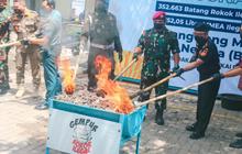 Rokok dan Miras Ilegal Senilai Rp1,6 Miliar Dibakar Bea Cukai Banyuwangi