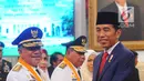 Presiden Joko Widodo atau Jokowi (kanan) menyalami Gubernur Maluku Utara Abdul Gani Kasuba saat pelantikan di Istana Negara, Jakarta, Jumat (10/5/2019). MK memutuskan Abdul Gani Kasuba dan Al Yasin sebagai pemenang Pilgub Malut 2018. (Liputan6.com/Angga Yuniar)