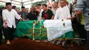 Tidak hanya keluarga, dan kerabat, jenazah pria 61 tahun itu juga diantarkan oleh temen dari artis dan para tokoh film dan juga Menteri Agama Republik Indonesia Lukman Hakim. (Nurwahyunan/Bintang.com)