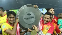 Evan Dimas (kanan) merayakan gelar juara Liga 1 bersama pemain Bhayangkara FC (Liputan6.com/Helmi Fithriansyah)
