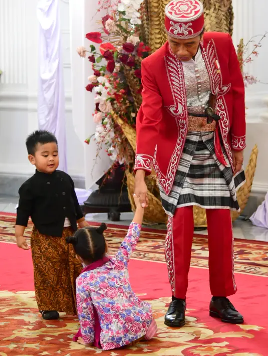 Presiden Joko Widodo ditemani cucunya, Sedah Mirah dan Panembahan Al Nahyan Nasution pada Upacara Peringatan Detik-Detik Proklamasi Kemerdekaan ke-77 Republik Indonesia di Istana Merdeka, Jakarta, Rabu (17/8/2022). Tampak kedua cucu bermain di depan presiden Jokowi dan sesekali bergelayutan di tangan Presiden Jokowi. (Foto: Muchlis Jr - Biro Pers Sekretariat Presiden)