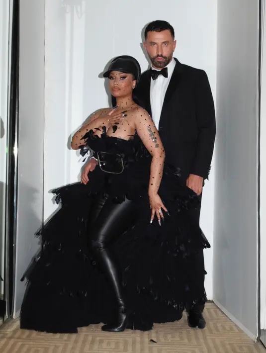 <p>Sedangkan aksen belt besar menjadi statement fashion pada gaya Nicky Minaj. Gaun ruffle yang dramatis membuat tampilnnya semakin luar biasa. </p>