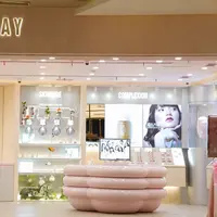 Rose All Day membuka gerai ketiganya dengan konsep clean dan futuristik (Rose All Day)