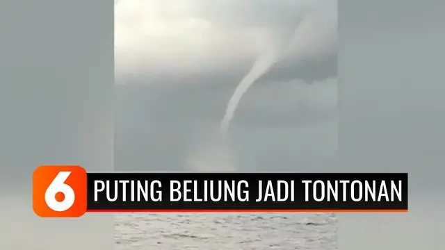 VIDEO: Merusak Atap Bangunan, Angin Puting Beliung di Atas Laut Malah Jadi Tontonan Warga