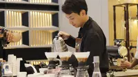 Barista Ryan Wijaya menggunakan teknik V60 untuk menghasilkan kopi yang diracik dengan konsep slow coffee. (dok. Hario Cafe)