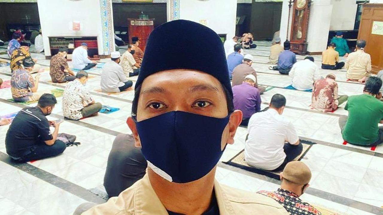 Ketua Kaderisasi Pemuda dan Remaja Masjid Dewan Masjid Indonesia (DMI) Arief Rosyid saat memantau salat Jumat di Masjid Cut Meutia