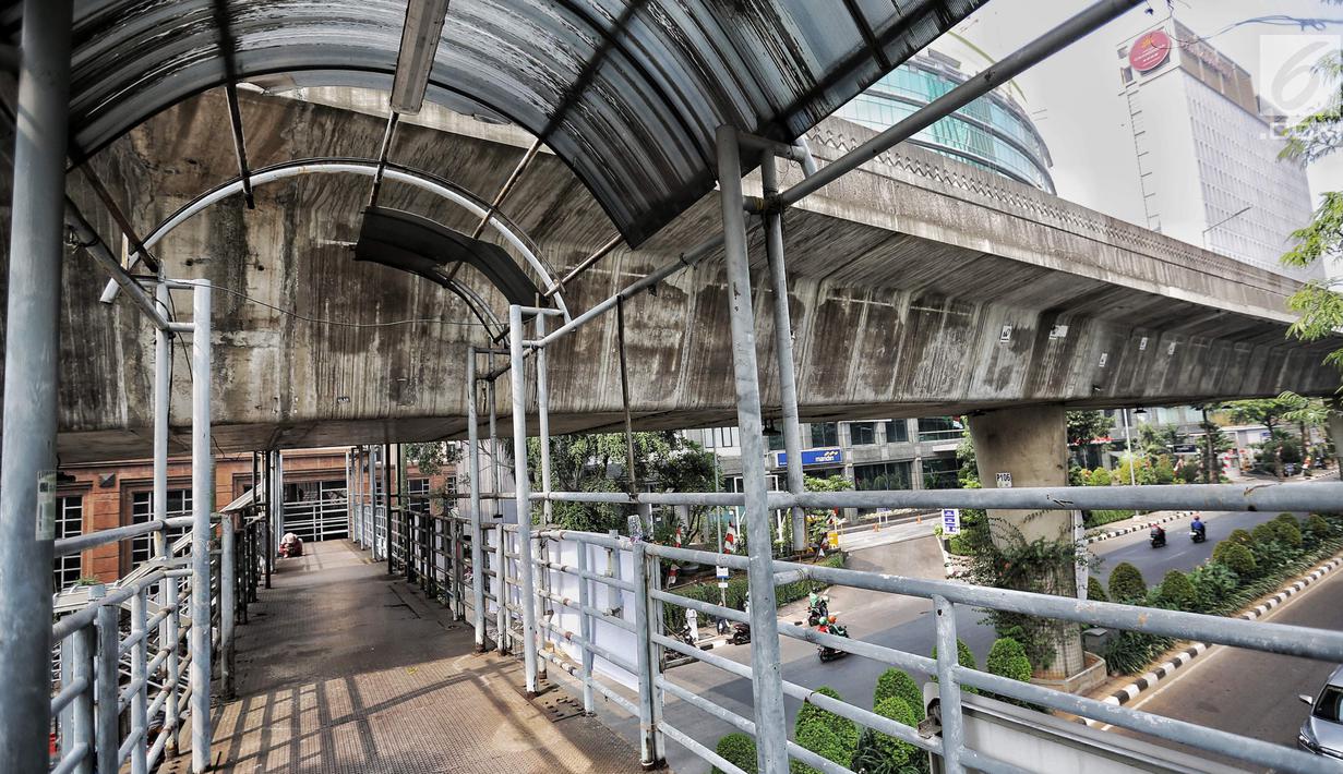 Kondisi jembatan penyeberangan orang (JPO) di Jalan Iskandarsyah Raya, Blok M, Jakarta yang memprihatikan, Kamis (23/8). Lantai jembatan itu tampak berlubang di beberapa titik serta tiang-tiang JPO juga berkarat dan keropos. (Liputan6.com/Faizal Fanani)