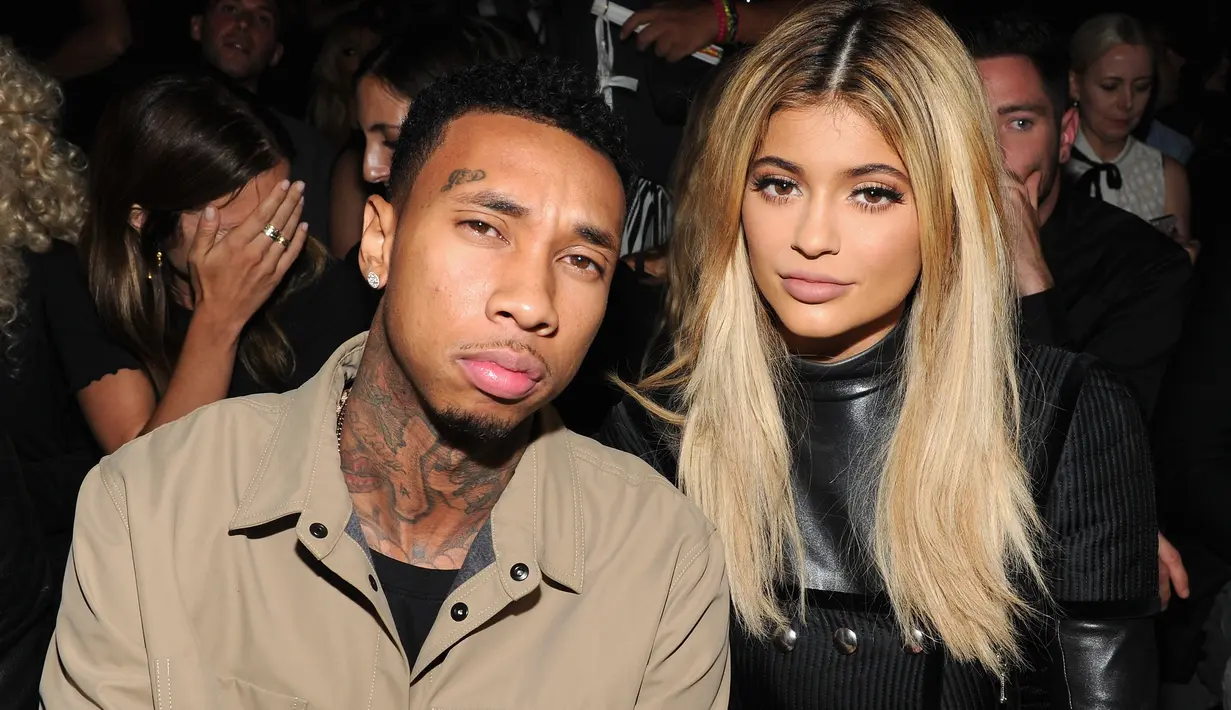 Dilansir dari HollywoodLife, orang tersebut adalah sang mantan kekasih, Tyga. (CRAIG BARRITT GETTY IMAGES NORTH AMERICA AFP)