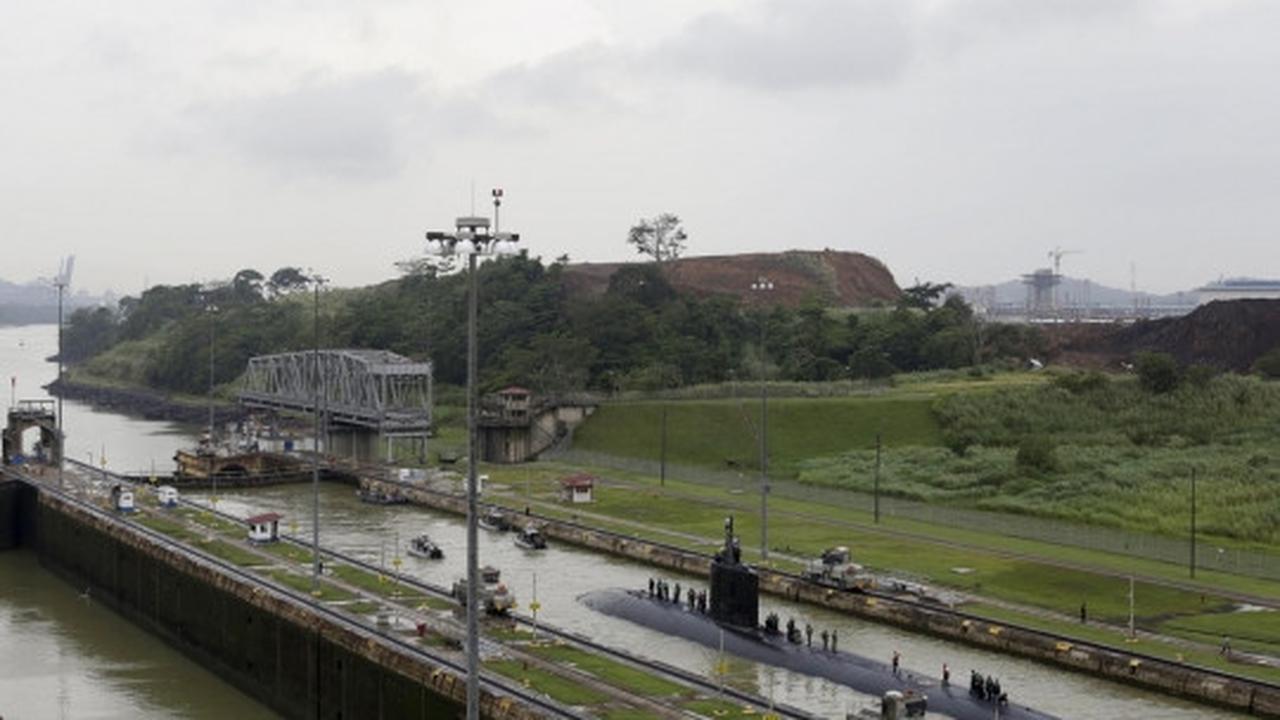 Potong jalur, kapal selam AS nekat lewati kanal di Panama