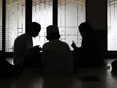Siluet peserta membuat kerajinan tangan saat mengikuti kegiatan Pesantren Kilat Ramadhan di Masjid Agung Sunda Kelapa, Menteng, Jakarta, Minggu (10/4/2022). Sebanyak 200 peserta yang terdiri dari kaum dhuafa dan yatim piatu mengikuti kegiatan Pesantren Kilat Ramadhan. (Liputan6.com/Herman Zakharia)