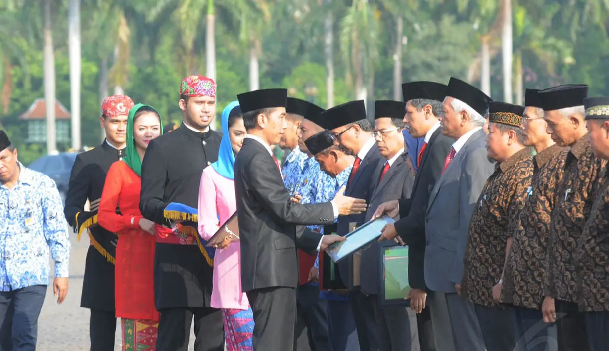 Pada kesempatan tersebut, Jokowi juga memberikan penghargaan Satya Lencana Karya Satya dari Presiden RI Susilo Bambang Yudhoyono kepada 841 PNS DKI, Jakarta, Minggu (17/8/14). (Liputan6.com/Herman Zakharia)