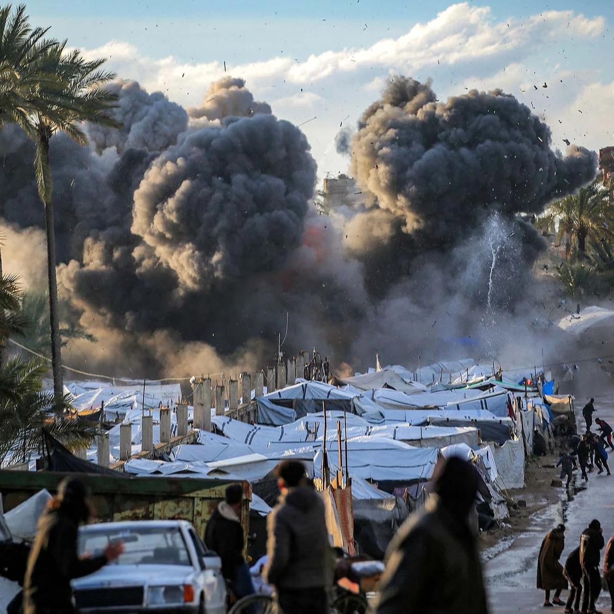 FOTO: Detik Detik Serangan Udara Hantam Kamp Pengungsi di Gaza Tengah
