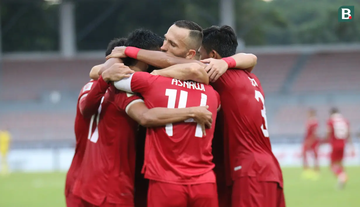 Timnas Indonesia akhirnya menutup babak pertama dengan keunggulan 2-0 setelah Dendy Sulistyawan mampu menjebol gawang Brunei Darussalam pada menit ke-41 dalam sebuah kemelut di depan gawang. (Bola.com/Zulfirdaus Harahap)