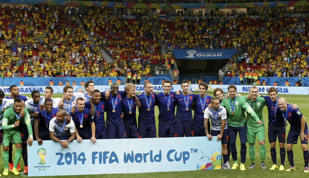 Selebrasi pemain Timnas Belanda saat meraih tempat ketiga Piala Dunia 2014 di di Stadion Nasional Brasilia, (13/7/2014). (REUTERS/Jorge Silva) 