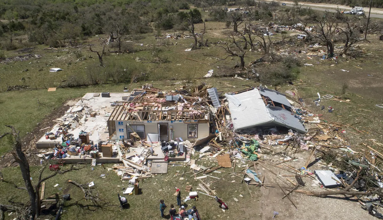 Sebuah rumah rusak setelah tornado melanda di FM 2843 dan Cedar Valley Road dekat Salado, Texas (13/4/2022). Tornado dengan kekuatan signifikan menyebabkan operasi penyelamatan karena beberapa rumah rusak atau hancur, kata para pejabat. (Jay Janner/Austin American-Statesman via AP)