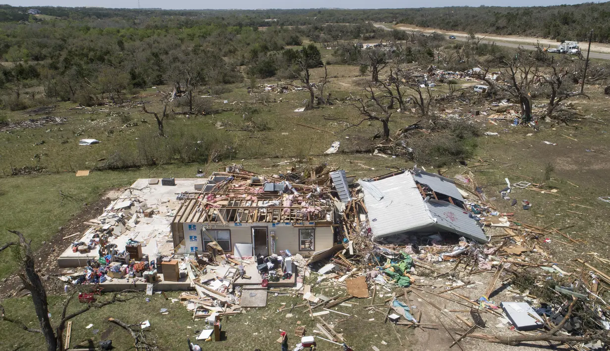 Sebuah rumah rusak setelah tornado melanda di FM 2843 dan Cedar Valley Road dekat Salado, Texas (13/4/2022). Tornado dengan kekuatan signifikan menyebabkan operasi penyelamatan karena beberapa rumah rusak atau hancur, kata para pejabat. (Jay Janner/Austin American-Statesman via AP)