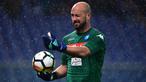Pepe Reina merupakan salah satu pemain aktif dengan jumlah penampilan terbanyak hingga saat ini. Pernah berkarier di klub-klub besar seperti Liverpool, AC Milan, dan Bayern Munchen, Reina telah bermian sebanyak 888 laga hingga saat ini. Terbaru, ia dipercaya sebagai kiper Lazio. (AFP/Miguel Medina)