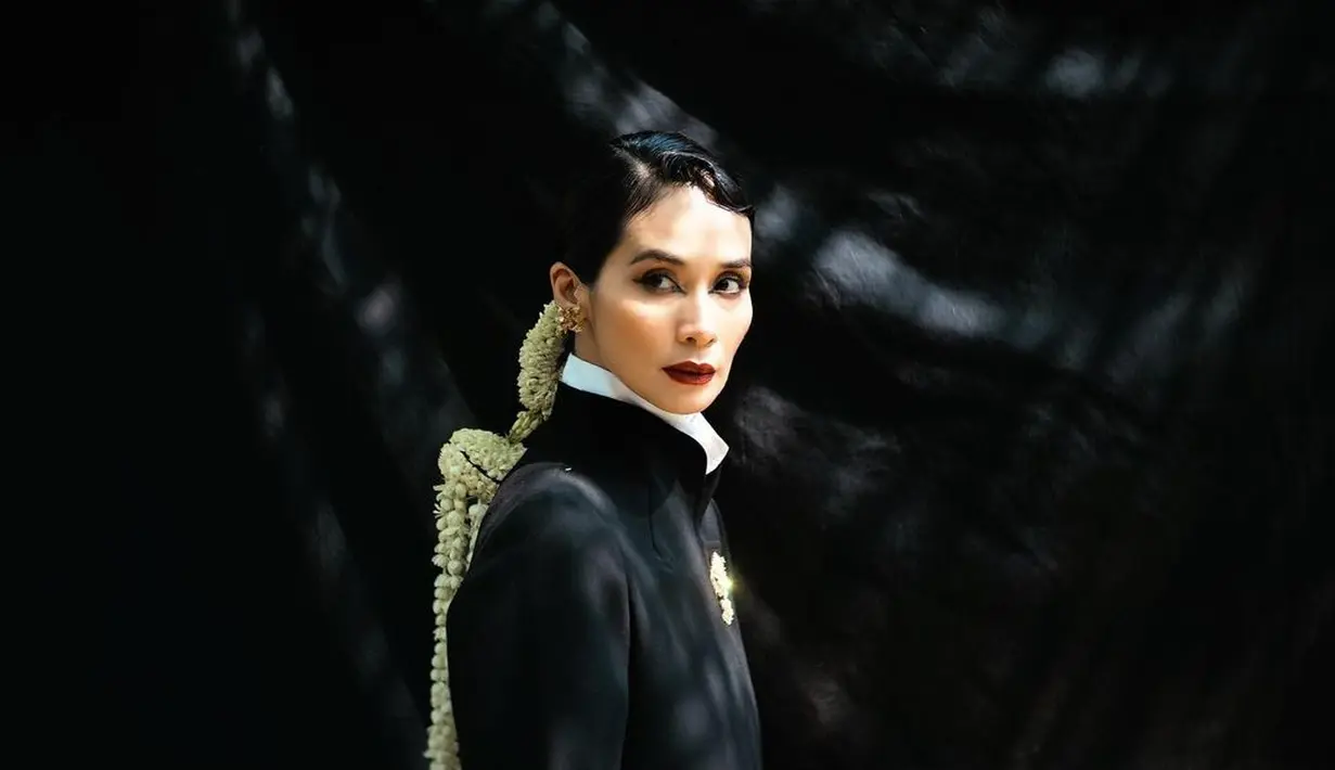 Marsha Timothy tampil dengan makeup bold yang tak kalah menarik untuk disimak. Ia mengenakan atasan bak pangeran dari Jawa, disempurnakan dengan gaya rambutnya yang ditata sleek, makeup bold dengan menonjolkan area mata dan bibirnya yang mengenakan lipstik merah. Belum lagi tambahan aksesori rambut dari bunga melati. Foto: Instagram.