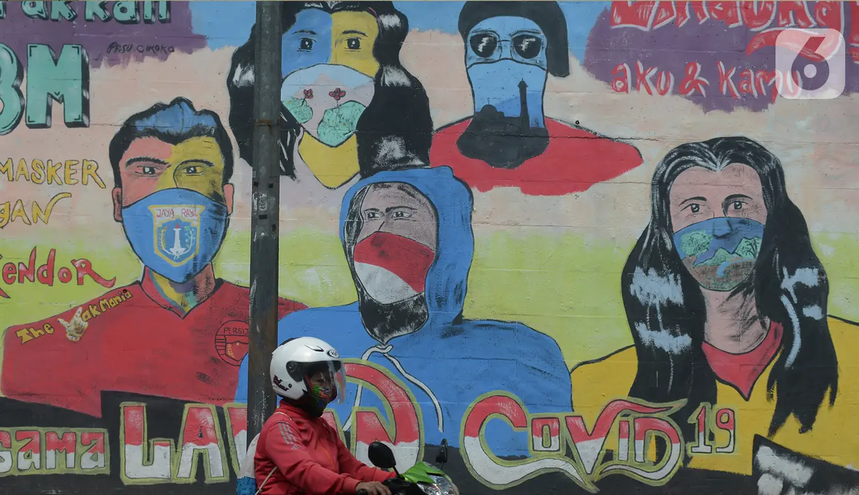 Seorang pengendara motor melewati mural anjuran kebiasan hidup baru dengan 3 M di Stasiun Cawang, Jakarta, Sabtu (26/12/2020). Pemerintah terus berupaya melakukan imbauan kepada warga untuk melaksanakan kebiasaan baru 3M guna memutus penyebaran virus corona (COVID-19). (merdeka.com/Imam Buhori)