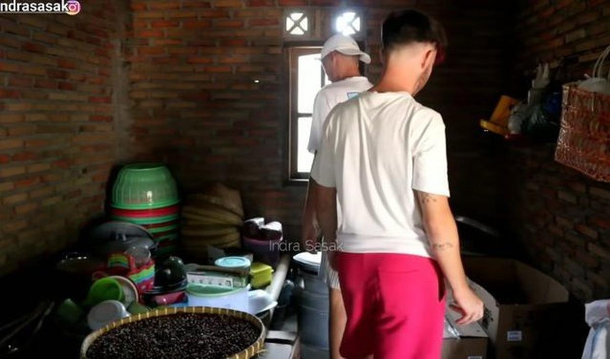 Saat pertama kali datang, sang adik pun sampai bengong melihat rumah kakaknya.