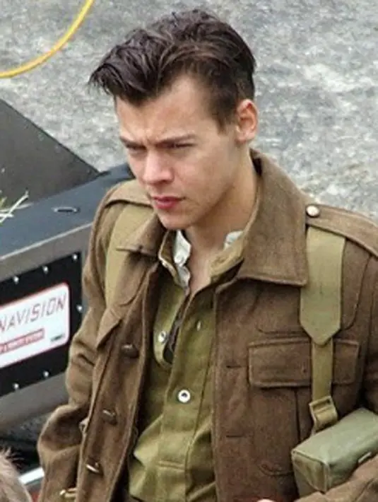 Dalam kesempatan tersebut, Harry Styles sangat serius mendalami aktingnya. Harry pun rela memotong rambutnya dan memakai kostum ala tentara. (Dailymail/Bintang.com)