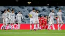 Para pemain Real Madrid tampak lesu usai gagal menaklukkan Sevilla pada laga Liga Spanyol di Stadion Alfredo di Stefano, Minggu (10/5/2021). Kedua tim bermain imbang 2-2. (AP/Manu Fernandez)