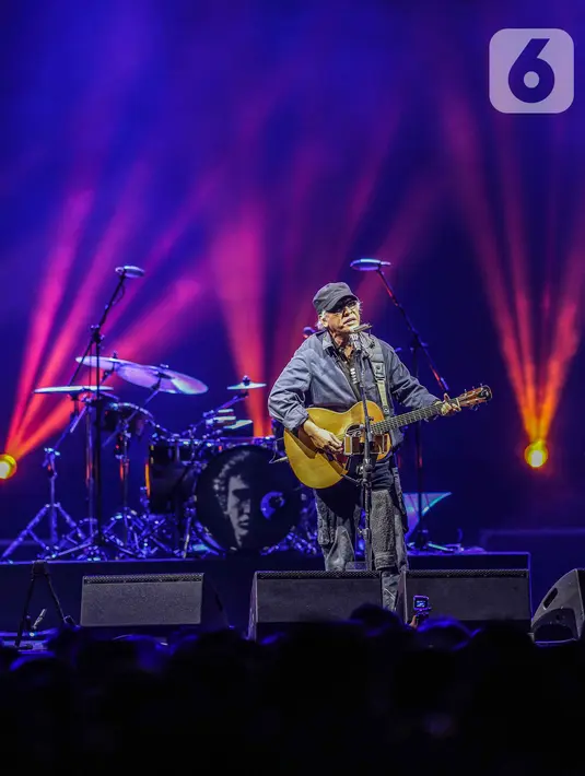 Musisi Iwan Fals tampil pada hari kedua Synchronize Fest 2019 di Gambir Expo, Kemayoran, Jakarta, Sabtu (5/10/2019). Selama penampilannya, Iwan Fals cukup banyak bicara tentang isu-isu sosial-politik yang tengah ramai selama beberapa waktu belakangan. (Liputan6.com/Faizal Fanani)