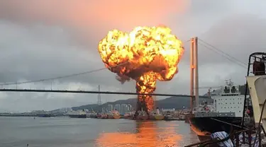 Api melahap kapal kargo di pelabuhan Ulsan, di pantai tenggara Korea Selatan (28/9/2019). Menurut pihak berwenang, sembilan pelaut terluka setelah kebakaran terjadi di kapal kargo dan menyebar ke kapal lain menyusul ledakan di kota pelabuhan tenggara Ulsan tersebut. (AFP/Yonhap)