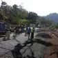 Jalan ke Arah Garut dari Sumedang amblas (Liputan6.com / Aditya Prakasa)