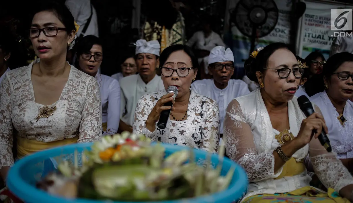 Umat Hindu saat prosesi upacara Tawur Agung Kesanga 2019 di Pura Aditya Jaya Rawamangun, Jakarta, Rabu (6/3). Prosesi Tawur Agung merupakan rangkaian perayaan Hari Raya Nyepi Tahun Baru Saka 1941. (Liputan6.com/Faizal Fanani)