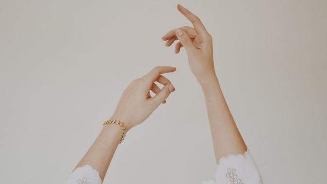 5 Cara Menghilangkan Keriput di Tangan yang Harus Diketahui - Beauty Fimela.com