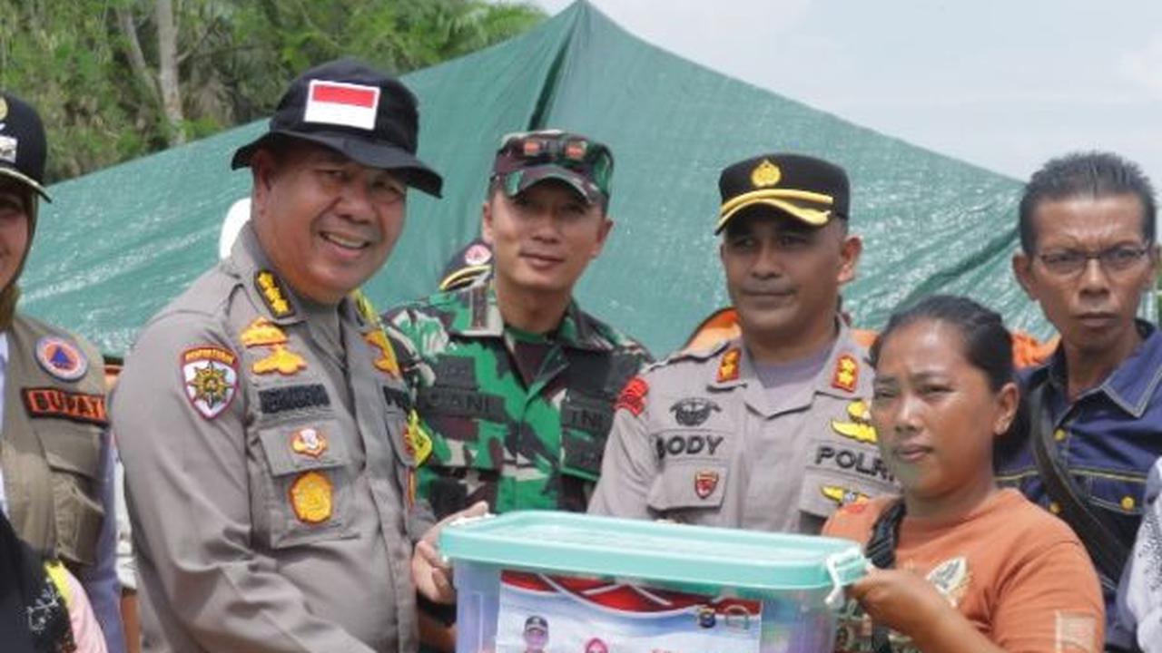 Banjir Inhu Belum Surut dan Warga Terserang Penyakit, Rombongan Kapolres Naik Perahu Beri Bantuan