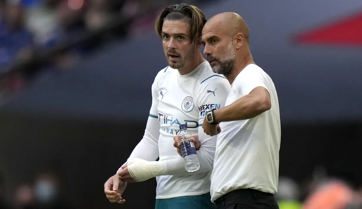 Meski kalah, manajer Manchester City, Pep Guardiola tetap memberikan pujian pada Jack Grealsih. Selangkah demi selangkah, Jack Grealsih akan mengetahui rekan setimnya dan temukan perdorma terbaiknya. (Foto: AP/Alastair Grant)