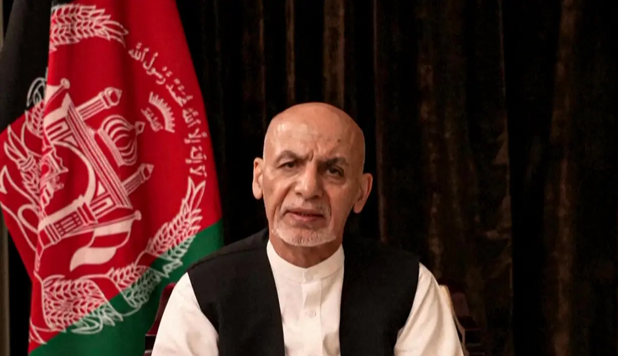 Gambar dari rekaman pesan video yang disiarkan di halaman Facebook Presiden Afghanistan terguling Ashraf Ghani menunjukkan dia berbicara pada 18 Agustus 2021. Ashraf Ghani membuat penampilan pertamanya sejak meninggalkan Afghanistan setelah ibu kota Kabul dikepung Taliban. (FACEBOOK/AFP)