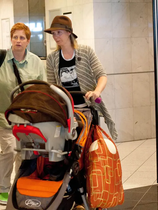 Cynthia Nixon dan Christine Marinoni. (Bintang/EPA) Sumber: lesbianlife.about.com