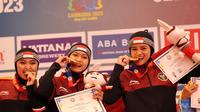 Eni Tri Susilowati (tengah), bersama dua rekannya, Rana Oktavia dan Riva Hijriah meraih emas SEA Games 2023 Kun Bokator nomor Woman's Bare Hands. (Bola.com/Gregah Nurikhsani)