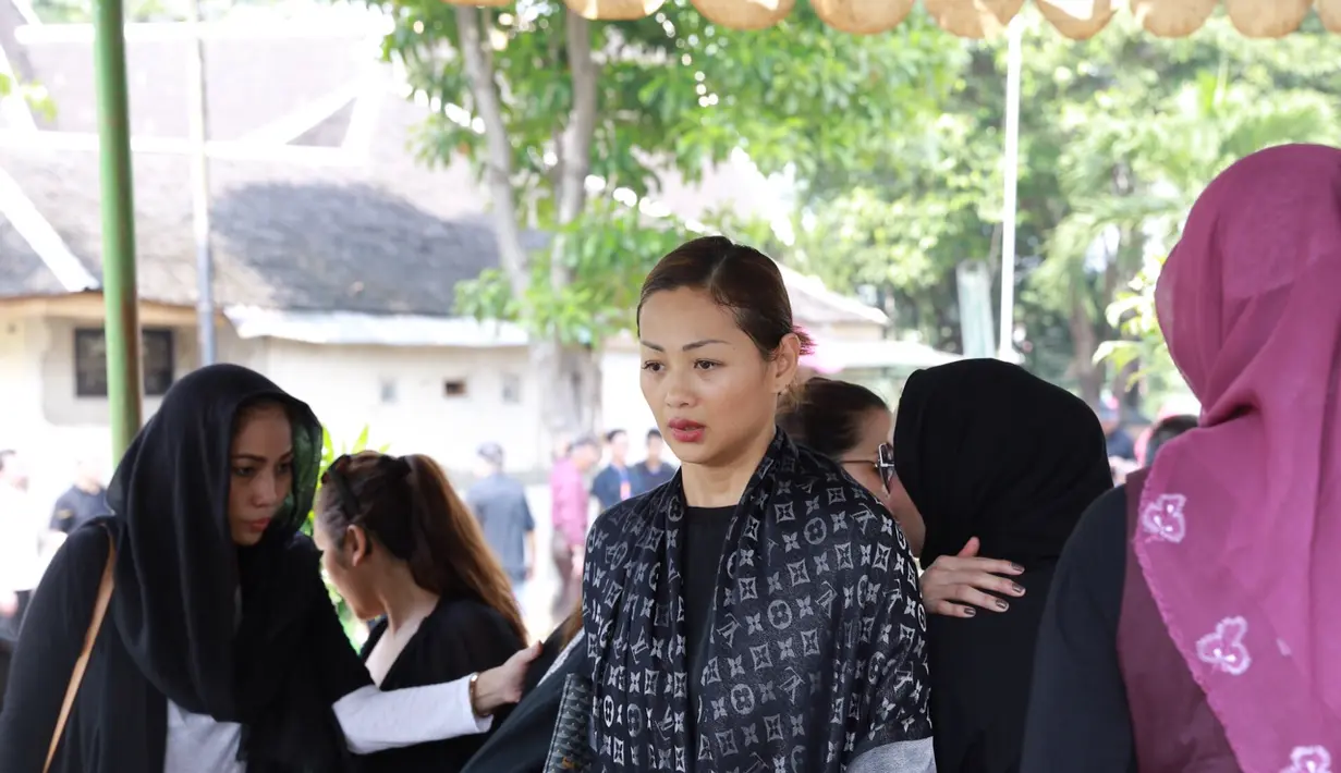 Seperti diketahui, selama ini, Indah dikenal dekat dengan ibunya. Bahkan sebelum nikah, ia tidur bareng dengan ibunya. (Galih W. Satria/Bintang.com)