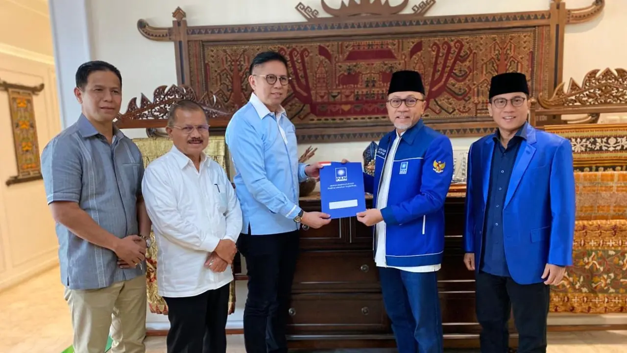 Ketua Umum DPP PAN Zulkifli Hasan menyerakan dukungan ke pasangan Mulyadi-Ali Mukhni maju Pilkada Sumbar