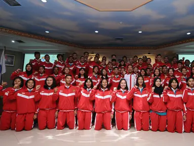Menpora, Imam Nahrawi (baju putih) berfoto bersama atlet pelajar Indonesia usai upacara pelepasan di Wisma Kemenpora, Jakarta, Rabu (12/7). 184 pelajar akan berlaga di Asean Schools Games 2017 di Singapura, 15-20 Juli. (Liputan6.com/Helmi Fithriansyah)