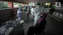 Calon penumpang mengikuti layanan pemeriksaan tes antigen di Terminal Kampung Rambutan, Jakarta, Rabu (19/5/2021). Pemerintah Provinsi DKI Jakarta kembali mengoperasikan Terminal Kampung Rambutan pasca berakhirnya peraturan larangan mudik Lebaran 2021. (Liputan6.com/Johan Tallo)