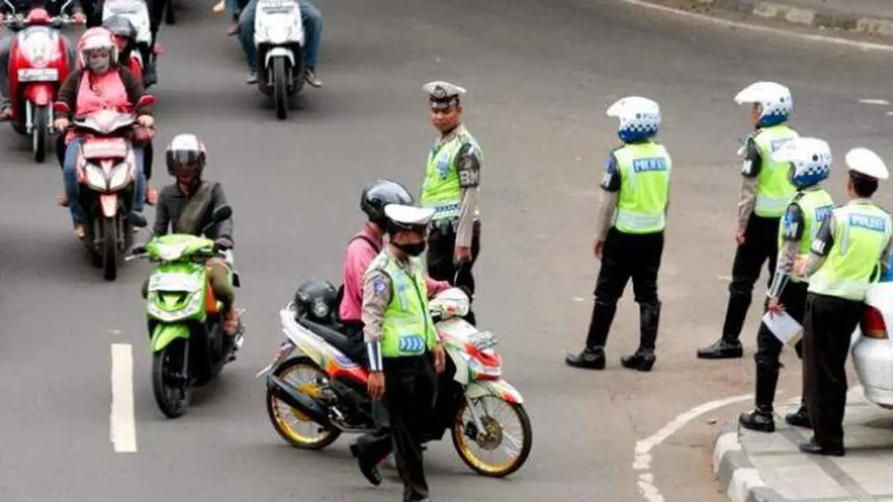 [Bintang] Kamu Harus Tahu, Razia Polisi Baru Sah Kalau Memenuhi 5 Hal Ini